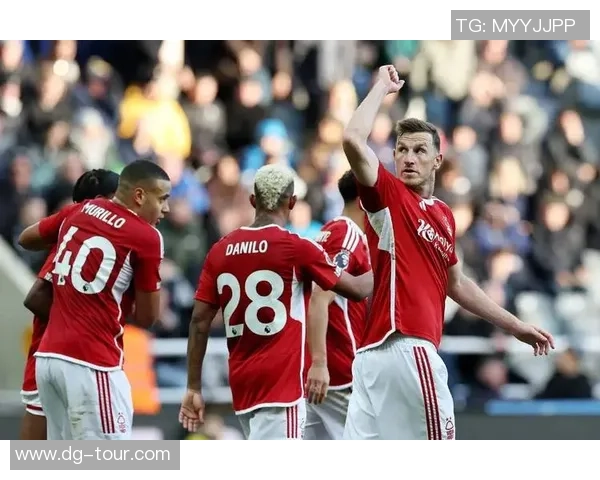 曼联友谊赛小胜里昂红牌事件引发全场热议与争议